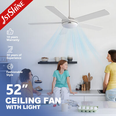 Buen precio Ventilador de techo moderno inteligente de 52 pulgadas con 5 aspas de madera contrachapada, luz LED y motor de CC, color blanco en línea